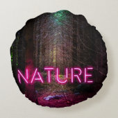 神秘的なトウヒの森の自然ネオンマゼンタのサイン ラウンドクッション (裏面)