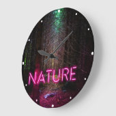 神秘的なトウヒの森の自然ネオンマゼンタのサイン ラージ壁時計 (傾斜)