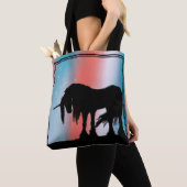 神秘的なユニコーン(赤と青) トートバッグ (クローズアップ)