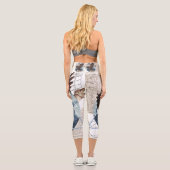 神秘的なレイヴンコラージュ – ヴィンテージと未来的 カプリレギンス (裏面)