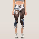 神秘的なレイヴンコラージュ – ヴィンテージと未来的 カプリレギンス (正面)