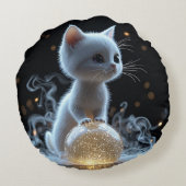 神秘的な光を放つ愛らしい白い子猫 ラウンドクッション (裏面)