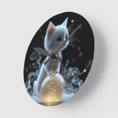 神秘的な光を放つ愛らしい白い子猫 ラウンド壁時計 (傾斜)