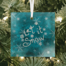 神秘的な冬の青い銀の雪片が雪を降らせる