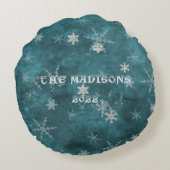 神秘的な冬の青い銀の雪片が雪を降らせる ラウンドクッション (裏面)