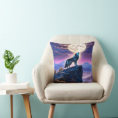 神秘的な山々の上で満月でハウリングする狼 クッション (椅子)