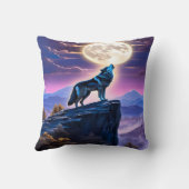 神秘的な山々の上で満月でハウリングする狼 クッション (裏面)