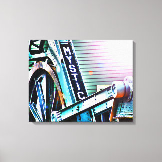 神秘的な川の跳ね橋が見える キャンバスプリント