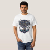 神秘的な月と星の芸術的な牡鹿デザイン Tシャツ (正面フル)