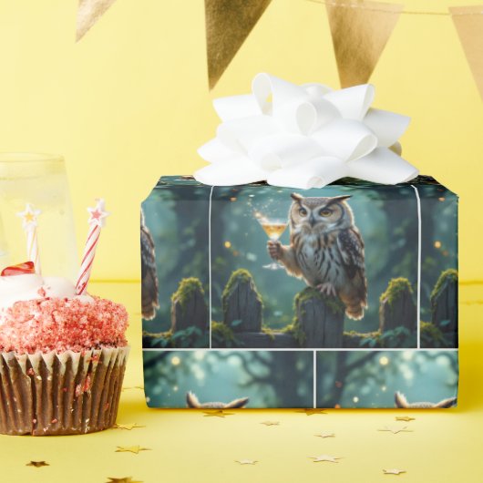 神秘的な森でカクテルを持つフクロウ ラッピングペーパー (誕生日パーティー)