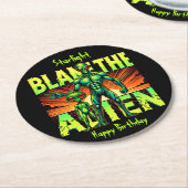 神秘的な森の中でエイリアンを非難する ラウンドペーパーコースター (アングル)