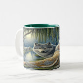 神秘的な森の中の月に照らされた魅力溢れる街 ツートーンマグカップ (正面左)
