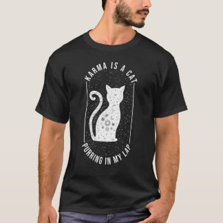 神秘的な猫、私の膝の上でゴロゴロ言う猫のカルマ Tシャツ