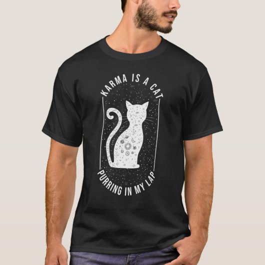 神秘的な猫、私の膝の上でゴロゴロ言う猫のカルマ Tシャツ (正面)