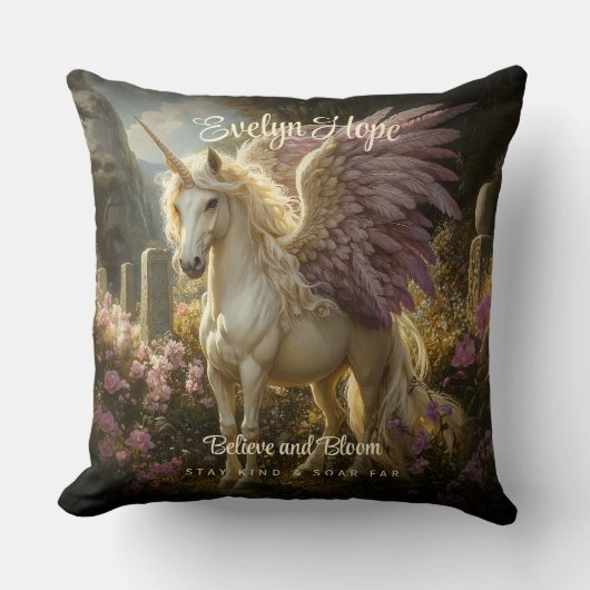 神秘的な白いユニコーンと紫の翼のファンタジーアート クッション (正面)