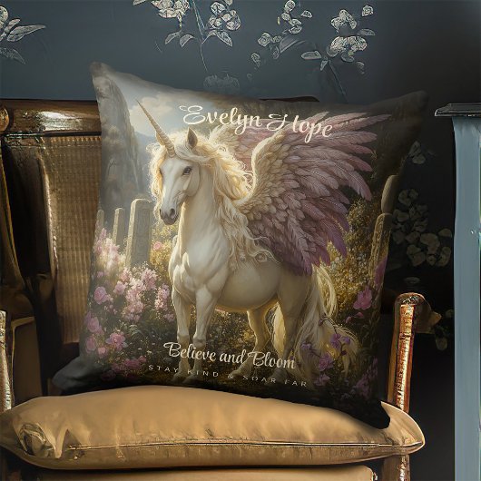 神秘的な白いユニコーンと紫の翼のファンタジーアート クッション