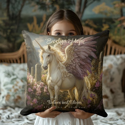 神秘的な白いユニコーンと紫の翼のファンタジーアート クッション