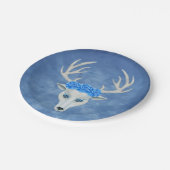 神秘的な白い鹿の頭を青に着けたバラ ペーパープレート (アングル)