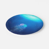 神秘的な白熱［赤熱］光を放つ海で泳ぐ青いクラゲ ペーパープレート (アングル)