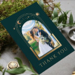 神秘的な緑の金ゴールド太陽の月の星の写真結婚の サンキューカード<br><div class="desc">神秘的なシックな緑の金ゴールド太陽の月の星天文学宇宙写真のサンキューカード結婚は、太陽、月と星を含み、写真を囲む金ゴールドフレームが緑の背景にお気に入りのある。逆にメッセージを追カスタム加す感謝していると、追加イメージを追加する。提供された文字ボックスの文字を編集し、写真を追加してパーソナライズお気に入りのする。写真のヒント： Zazzleにアップロードする前に写真を中心に。©2022 Evco Studio www.zazzle.com/store/evcostudioで設計</div>