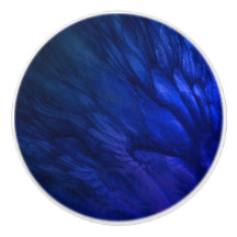 神秘的な翼と深いブルーの羽