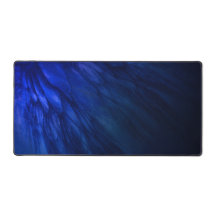 神秘的な翼と深いブルーの羽