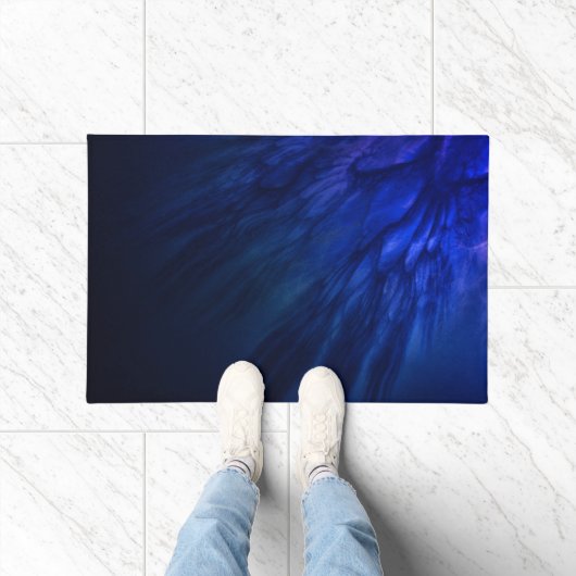 神秘的な翼と深いブルーの羽 ドアマット (室内)