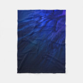 神秘的な翼と深いブルーの羽 フリースブランケット (正面)