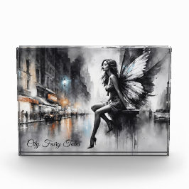 神秘的な翼の女の子の黒と白の都市 フォトブロック