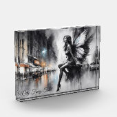 神秘的な翼の女の子の黒と白の都市 フォトブロック (左)