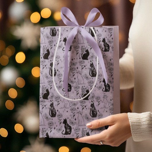 神秘的な黒猫と蝶のパターン | ウィッチー ミディアムペーパーバッグ