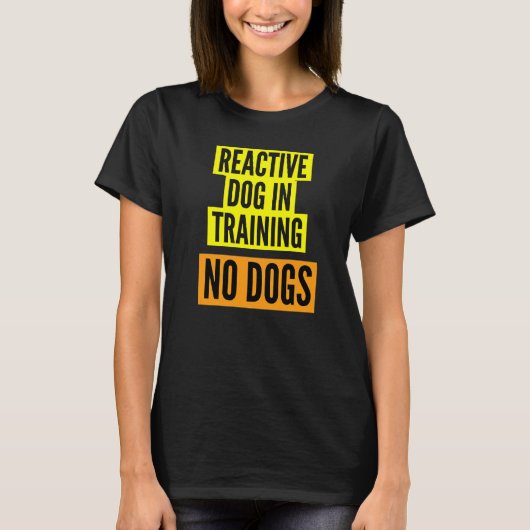 神経質な犬の飼い主と反応する犬のトレーニング中 ボット Tシャツ (正面)