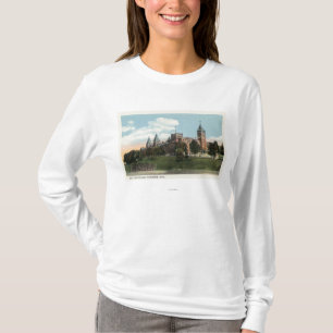 神聖な十字の大学のキャンパスの眺め Tシャツ