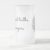 神聖な幾何学によって曇らされるマグ フロストグラスビールジョッキ (中央)