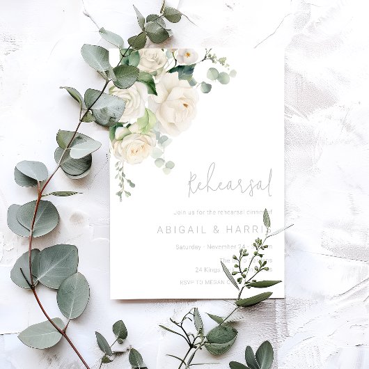 神聖な白いバラとセージの結婚式リハーサルディナー 招待状