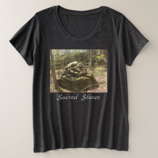 神聖な石のネイティブアメリカン プラスサイズTシャツ (デザイン正面)