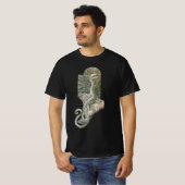 神話のトカゲドラゴンが岩石の上, ヴィンテージ神話 Tシャツ (正面フル)