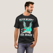 神話の生き物読の本の龍 Tシャツ (正面フル)