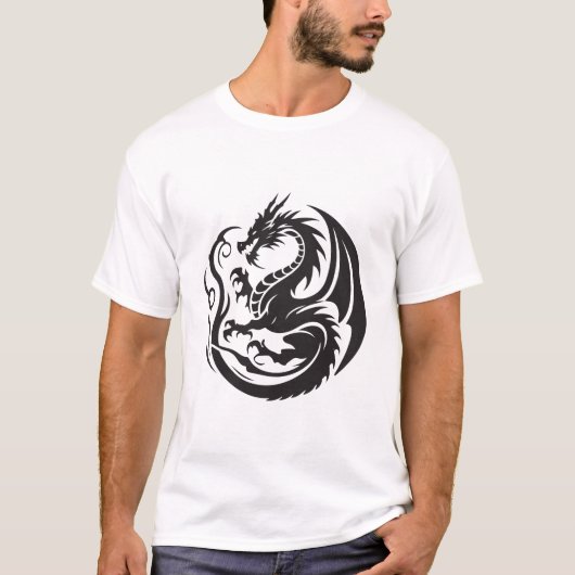 神話の黒竜タトゥー Tシャツ (正面)