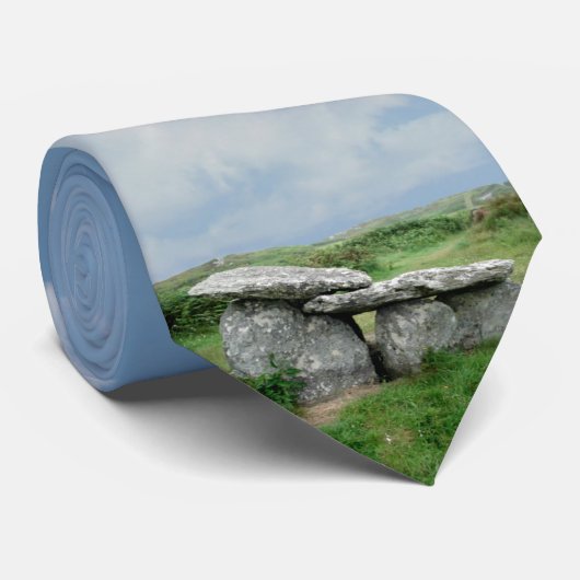 祭壇によって墓アイルランドの形づけられる考古学的なタイ ネクタイ (ロール)