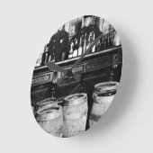 禁止- Speacy Police Raid Bootlegger - M ラウンド壁時計 (傾斜)