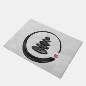 禅エンソーサークルと禅石 – 水彩画 ドアマット (アングル)