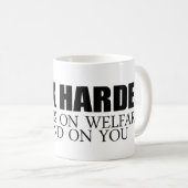 福祉の何百万が左右されるのでより懸命に働かせて下さい コーヒーマグカップ (正面右)