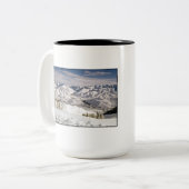 禿げた山の上からスキーヤーの意見 ツートーンマグカップ (正面左)