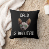 禿げるのが美しい、毛のないスフィンクス猫 クッション (ブランケット)