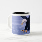 禿鷲の羽が嵐の中に広がった。 ツートーンマグカップ (正面左)