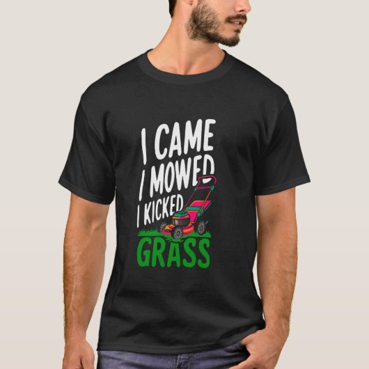 私おもしろいは来、私は芝生の芝生の草刈りラを蹴った刈り込み Tシャツ (正面)
