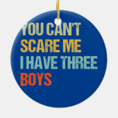 私おもしろいは3人の男の子を母にしている私を怖がらせることはできない セラミックオーナメント (裏面)