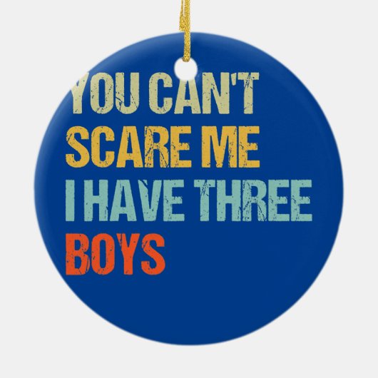 私おもしろいは3人の男の子を母にしている私を怖がらせることはできない セラミックオーナメント (裏面)