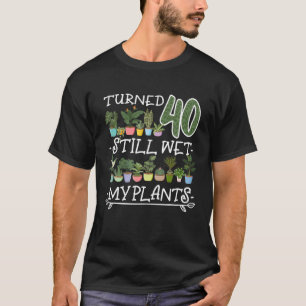 私おもしろいは40歳の誕生日まだ私の植物を濡らしたガード Tシャツ